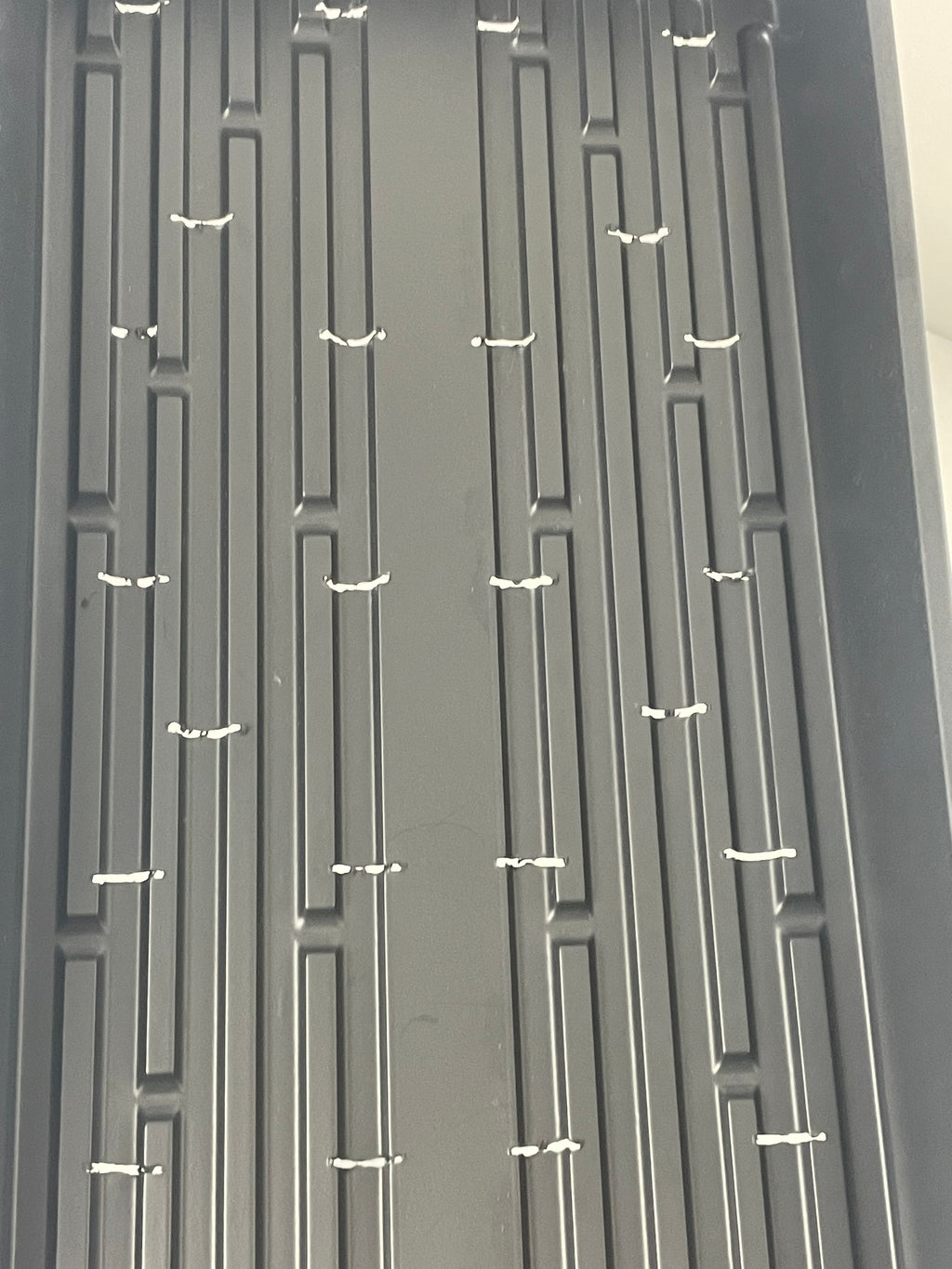 Plateau à rétention d'eau perforé