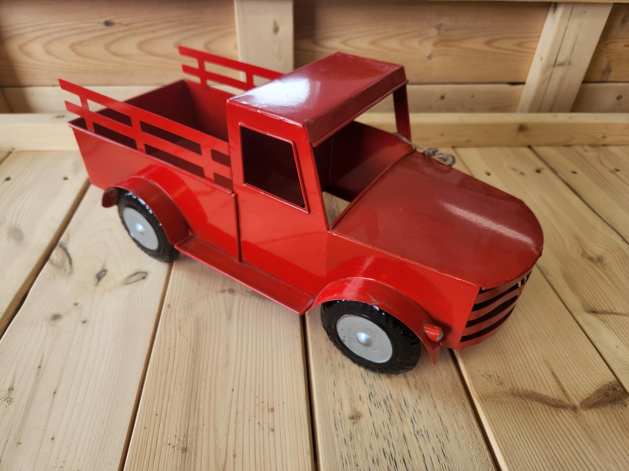 Camion en métal rouge déccoratif