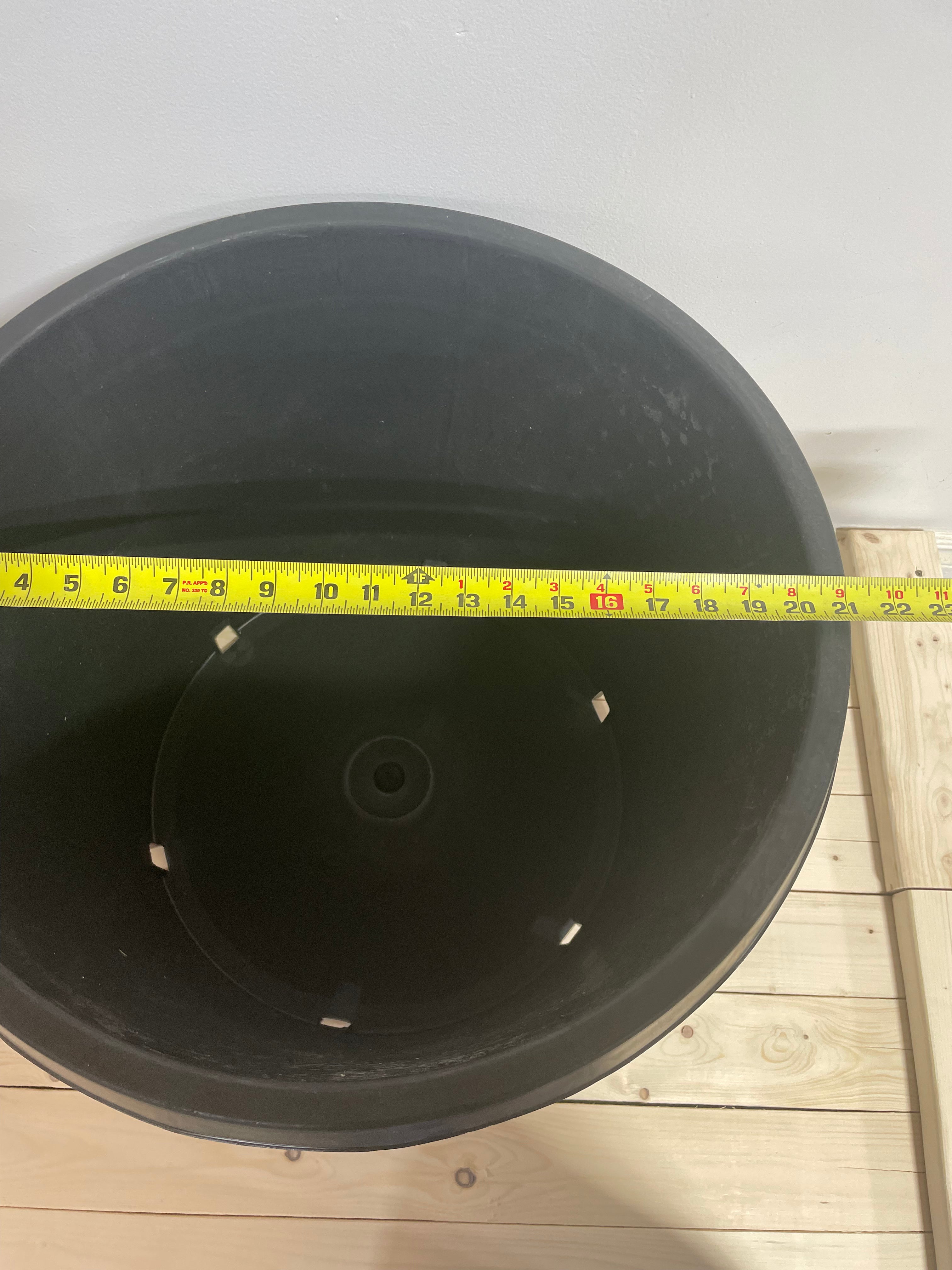 Pot en plastique noir 21’’/20 galons