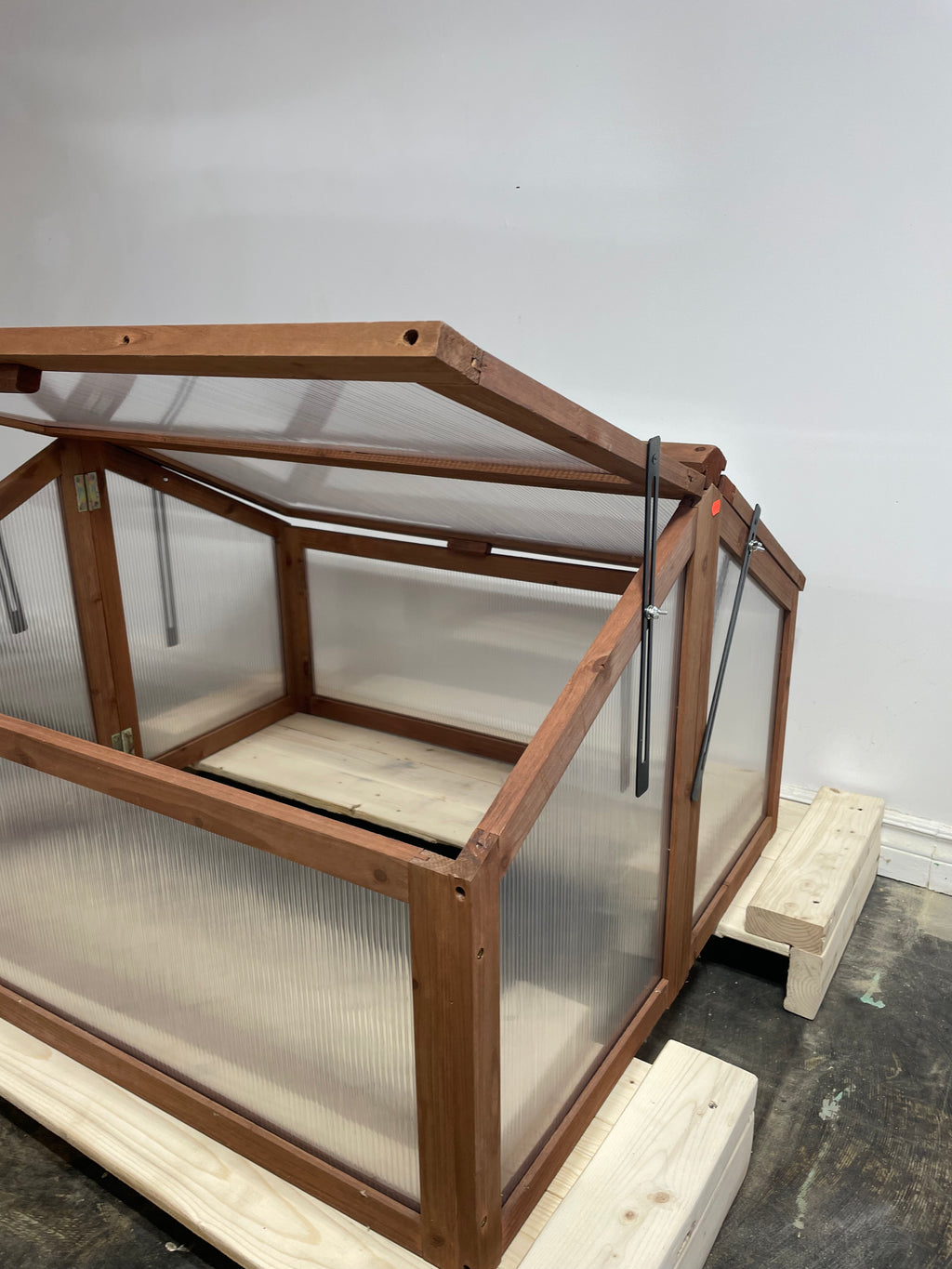 Mini serre en cèdre Gardman 2,11’ x 2,9’ x 1,11’