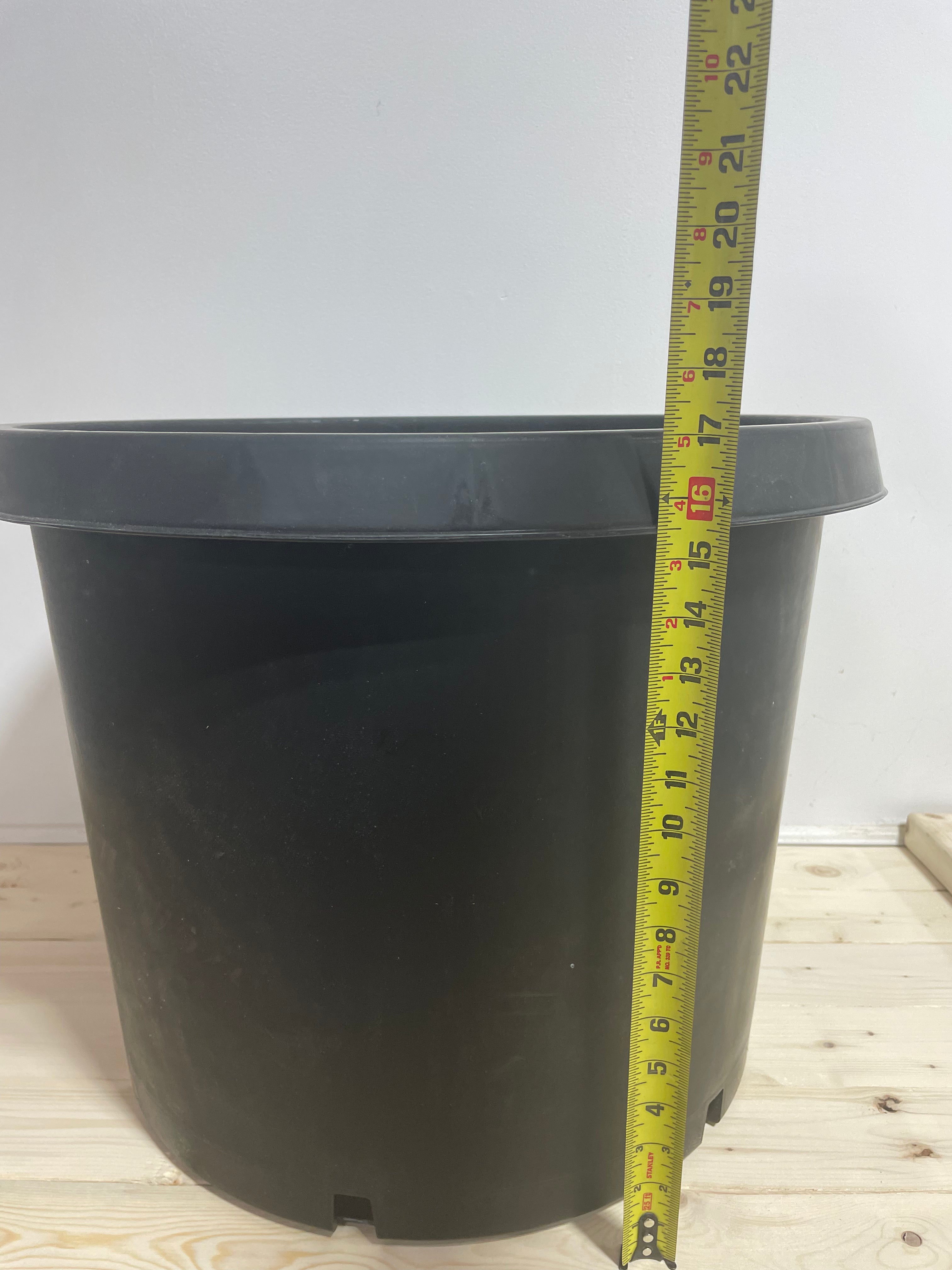 Pot en plastique noir 21’’/20 galons