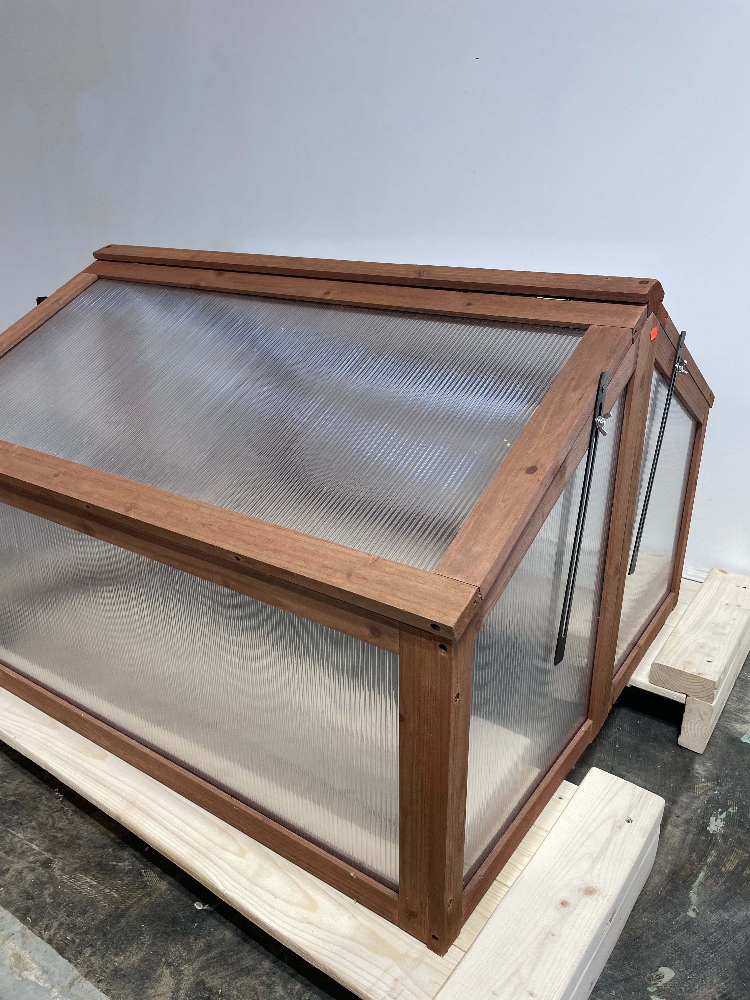 Mini serre en cèdre Gardman 2,11’ x 2,9’ x 1,11’