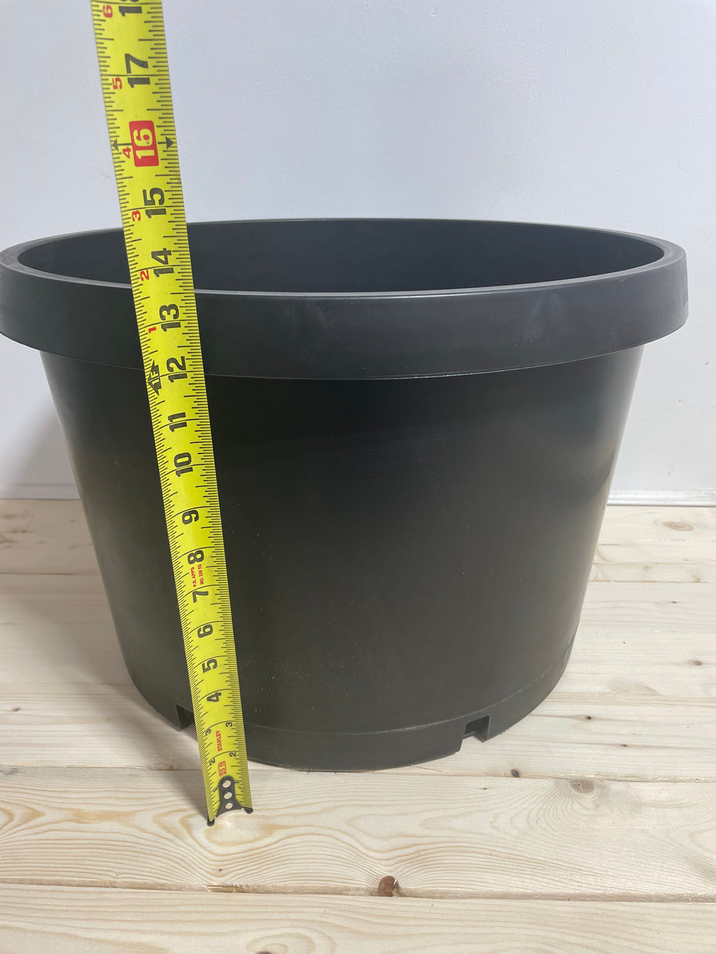 Pot en plastique noir 19’’/15 galons