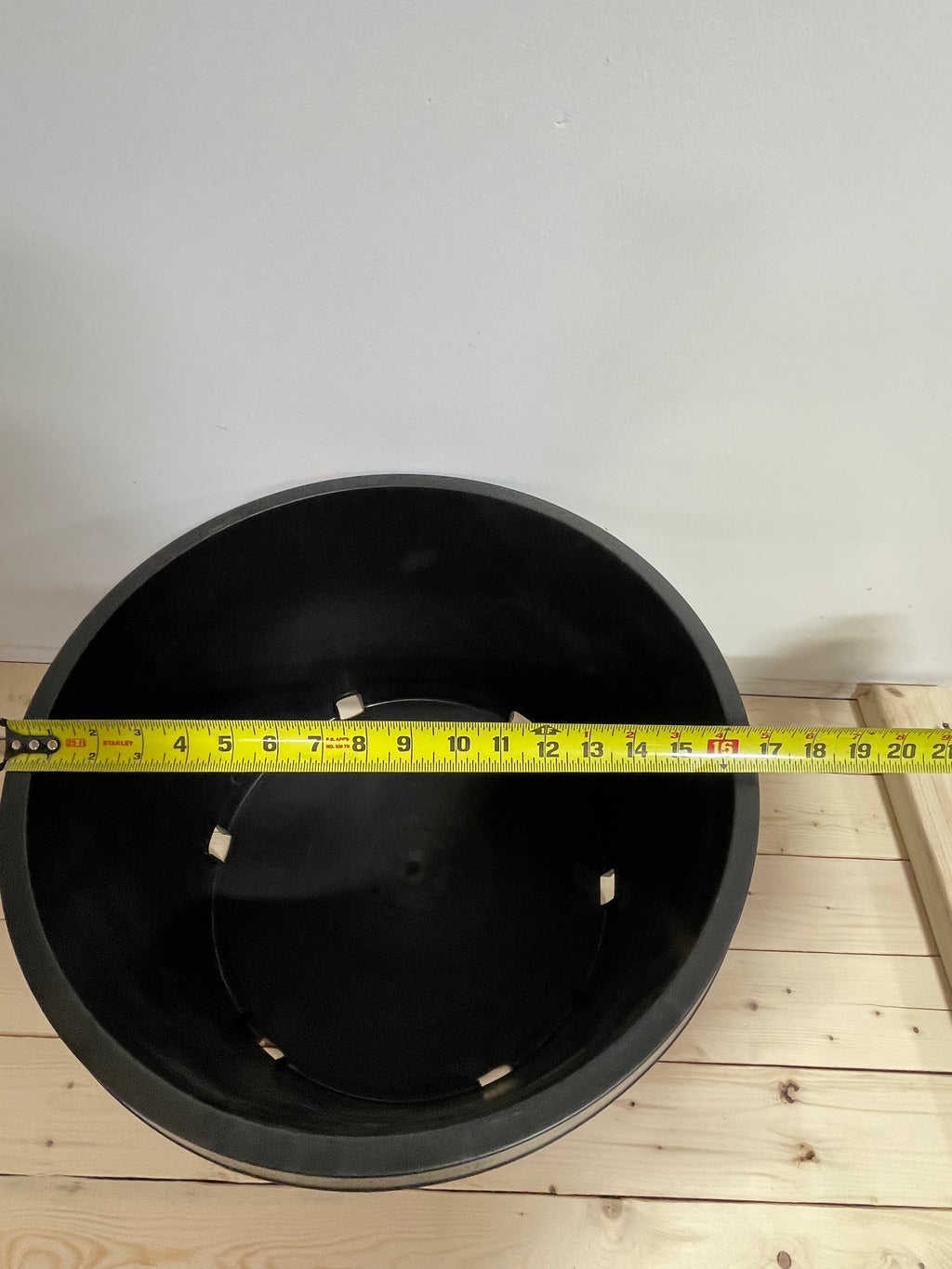 Pot en plastique noir 16’’/10 galons