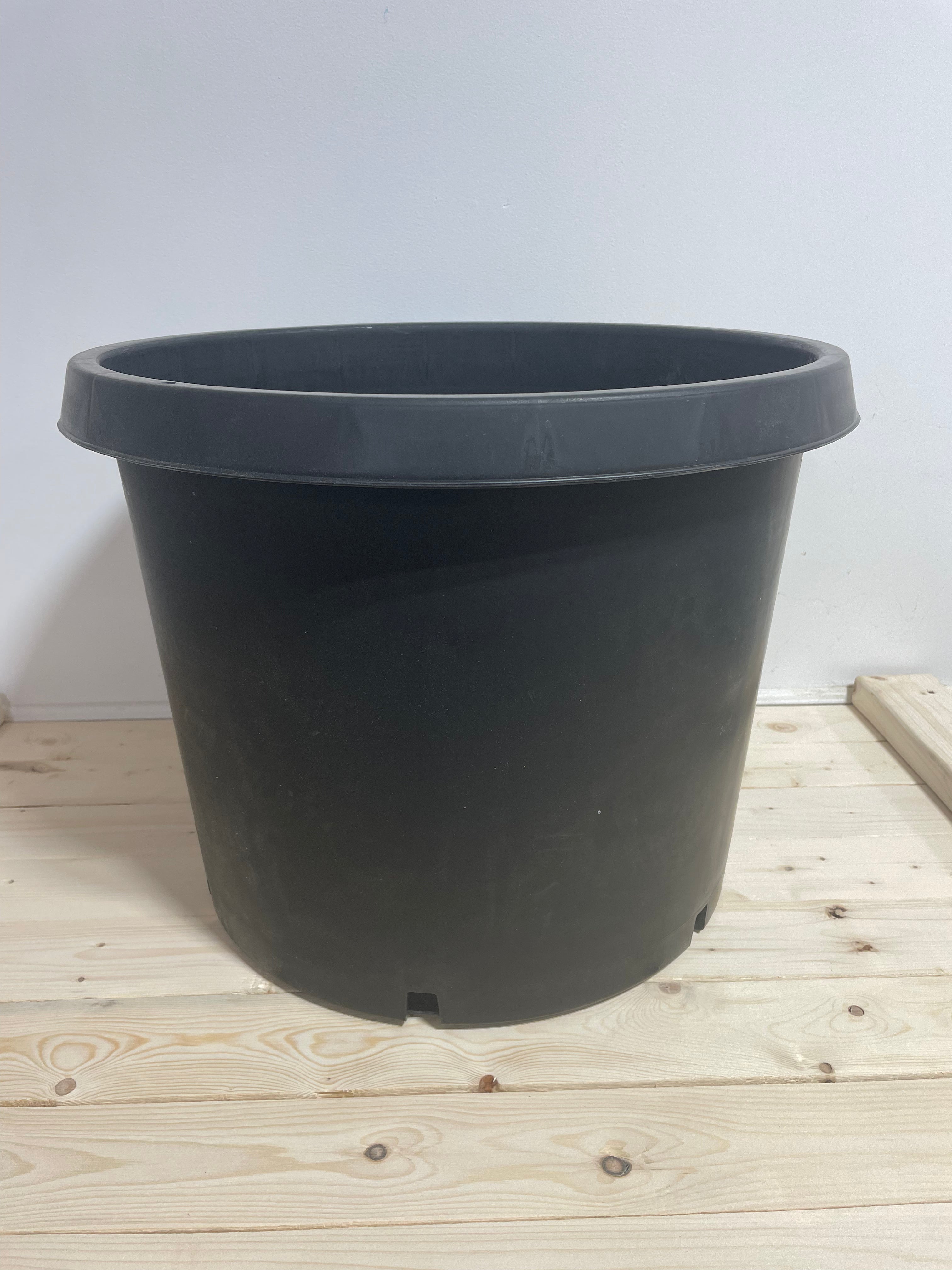 Pot en plastique noir 21’’/20 galons